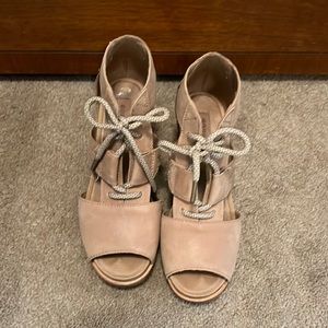 Sorel tan sandal sz 8.5